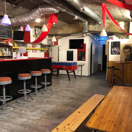 Whole Basement Former Pub For Stag Do, Bachelor House Party Flat 布达佩斯
