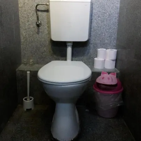 Whole Basement Former Pub For Stag Do, Bachelor House Party Flat ブダペスト