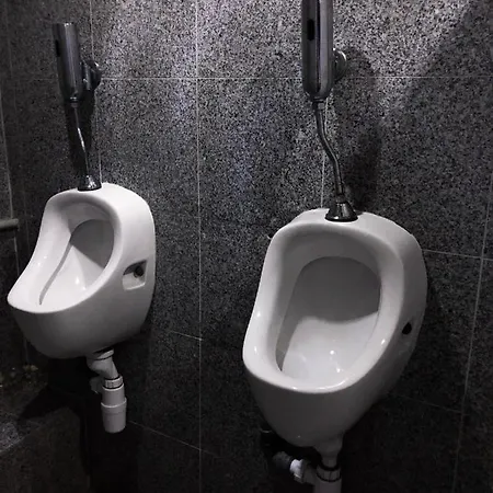 Whole Basement Former Pub For Stag Do, Bachelor House Party Flat ブダペスト